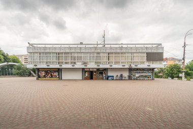 Önünde boş bir meydanı olan 