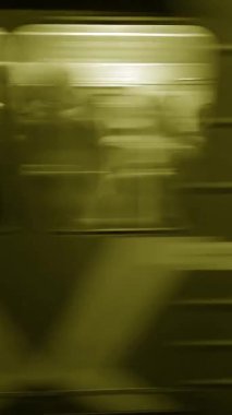 Hareket eden bir trenin sıcak tonda görüntüsü bulanık. Hız ve kentsel dinamiğin hareket etkisi.