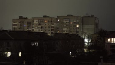 Ukrayna 'nın yerleşim bölgesinde gece sokak ışıklarını söndürmek