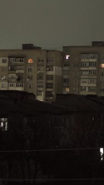 Ukrayna 'nın yerleşim bölgesinde gece sokak ışıklarını söndürmek