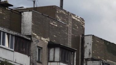 Akşam güneşinin yansımaları bir konut binasının fayanslı cephesine yansıyor. Zaman Uygulaması.