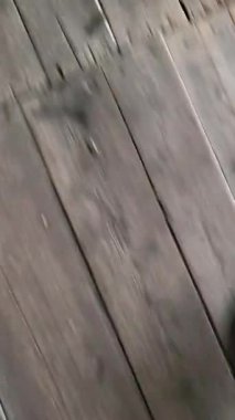 Kara tahtalar üzerinde koşarlar. Birinci şahıs üst görünümü.