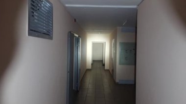 Bilinç kaybı sırasında ürkütücü koridor. Karanlıkta el feneriyle yürüyen ilk kişi..