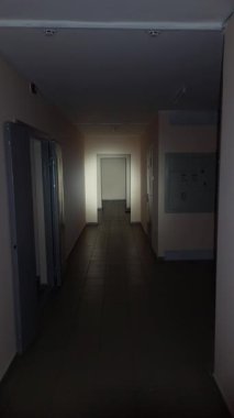 Bilinç kaybı sırasında ürkütücü koridor. Karanlıkta el feneriyle yürüyen ilk kişi..