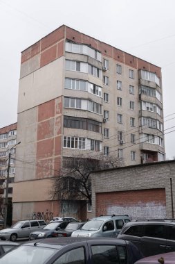 111-94 serisi dokuz katlı apartman dairesi. İç avluda kırmızı süpergrafik var. 33. Mıntıka, Lutsk, Ukrayna - 27 Aralık 2025