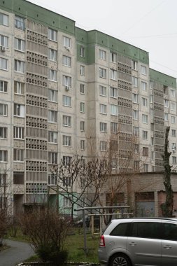 111-94 serisi dokuz katlı apartman dairesi yeşil süpergrafikleri ve iç avluda açık havalandırma bloğu var. 33. Mıntıka, Lutsk, Ukrayna - 27 Aralık 2025