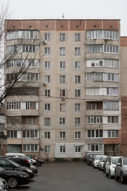 111-94 serisi dokuz katlı apartman dairesi. İç avluda kırmızı süpergrafik var. 33. Mıntıka, Lutsk, Ukrayna - 27 Aralık 2025