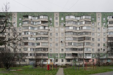 111-94 serisi dokuz katlı uzun apartman dairesi. İç avluda yeşil süpergrafikler var. 33. Mıntıka, Lutsk, Ukrayna - 27 Aralık 2025