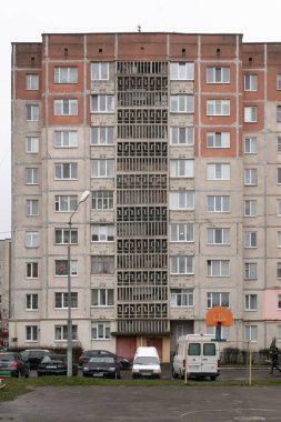 111-94 serisi dokuz katlı apartman dairesi kırmızı süpergrafikleri ve iç avluda açık havalandırma bloğu var. 33. Mıntıka, Lutsk, Ukrayna - 27 Aralık 2025