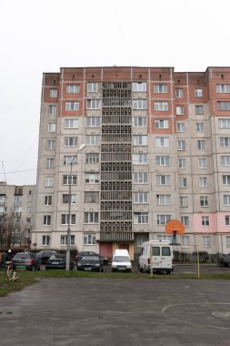 111-94 serisi dokuz katlı apartman dairesi kırmızı süpergrafikleri ve iç avluda açık havalandırma bloğu var. 33. Mıntıka, Lutsk, Ukrayna - 27 Aralık 2025