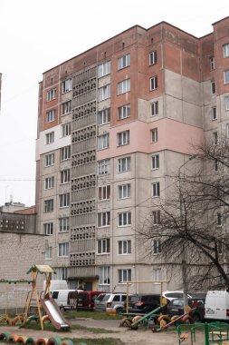 111-94 serisi dokuz katlı apartman dairesi kırmızı süpergrafikleri ve iç avluda açık havalandırma bloğu var. 33. Mıntıka, Lutsk, Ukrayna - 27 Aralık 2025