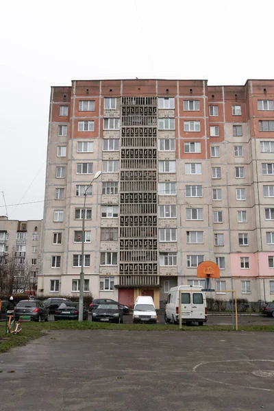 111-94 serisi dokuz katlı apartman dairesi kırmızı süpergrafikleri ve iç avluda açık havalandırma bloğu var. 33. Mıntıka, Lutsk, Ukrayna - 27 Aralık 2025