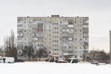 Kışın 111-94 serisinden oluşan dokuz katlı prefabrik bina. Pereiaslav, Kyiv Oblastı, Ukrayna 2 Ocak 2026