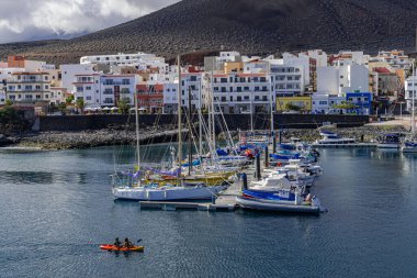 La Restinga, El Hierro / İspanya; 5 Nisan 2019: La Restinga balıkçılık ve spor limanı, limandan geçen bir kanoyla, La Restinga, El Hierro, Kanarya Adaları, İspanya