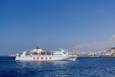 Tenerife / İspanya; 10 Eylül 2018: Los Cristianos kıyı şeridi geçmişi olan Naviera Armas feribotu, Tenerife, İspanya