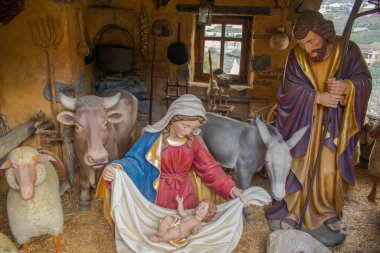 Maria, Joseph ve İsa 'nın doğumu sahnesindeki çocuk, hayvanlarla..