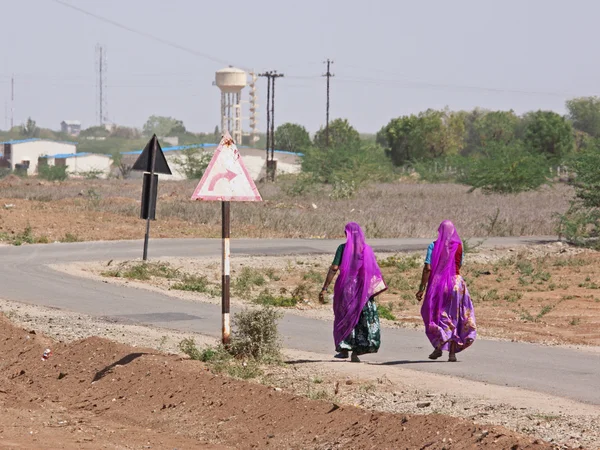 Pedestres coloridos na Índia rural — Fotografia de Stock