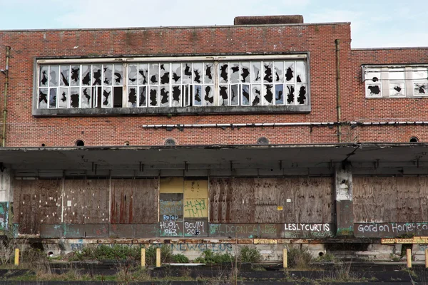 Bedeszkázva használaton kívüli ipari helyiségek, Egyesült Királyság — Stock Fotó