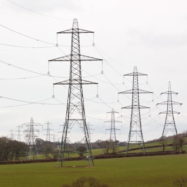 Piloni elettrici dominanti in un paesaggio rurale inglese — Foto Stock