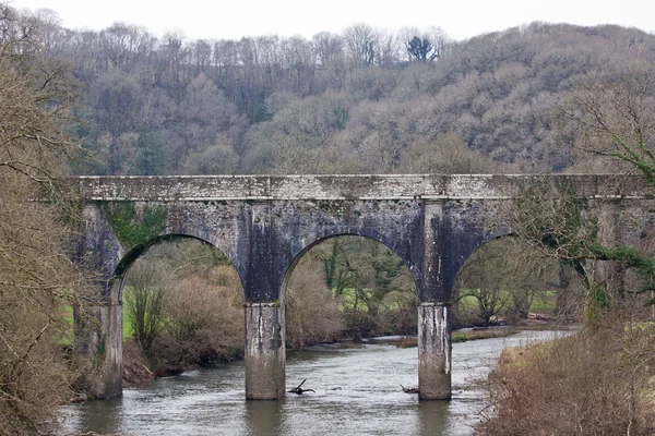 Starego mostu na rzece angielski — Zdjęcie stockowe