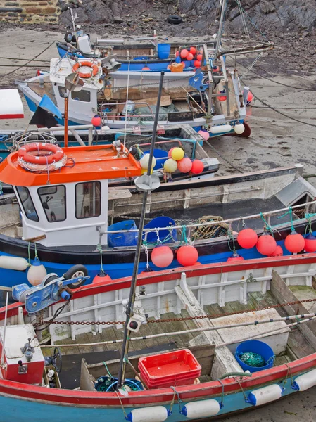 Barcos atracados e equipamento de pesca — Fotografia de Stock