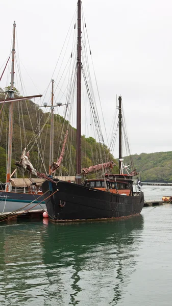 Vieux voilier à ses amarrages — Photo