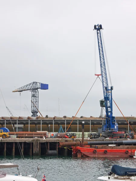 Macarale Dockside înălțându-se deasupra cheiului — Fotografie, imagine de stoc