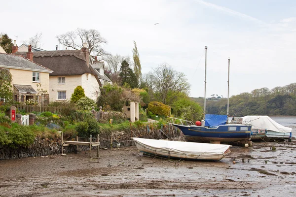 Båtplatser i en Cornish creek Uk — Stockfoto