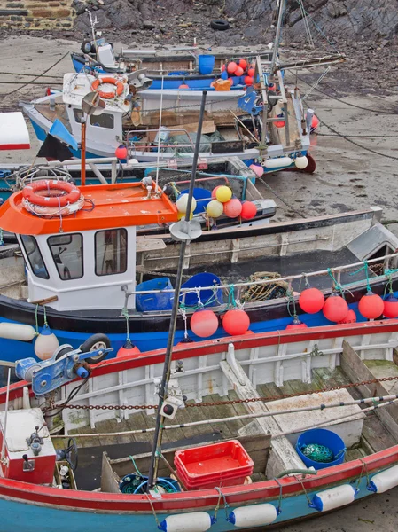 Flota pesquera varada en marea baja —  Fotos de Stock