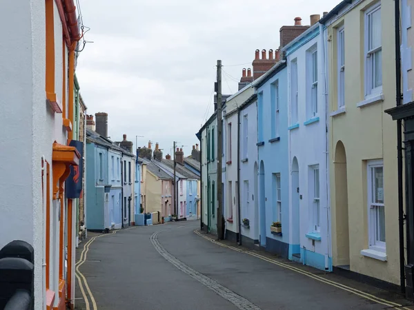 イングランド南西部の伝統的な漁村の狭い通りに住宅 ロイヤリティフリーのストック写真
