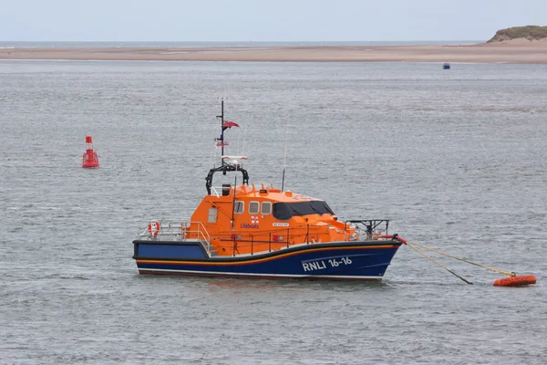 De reddingsboot Mollie Hunt Rnli voor de Noord-Devon kust. Deze stand van de techniek reddingsboot heeft een bereik van 250 nautische mijl, 25 knopen kunt maken, en heeft stuwage voor een opblaasbare met buitenboordmotor — Stockfoto