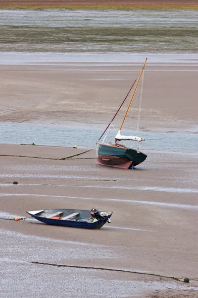 Stranded bij eb — Stockfoto