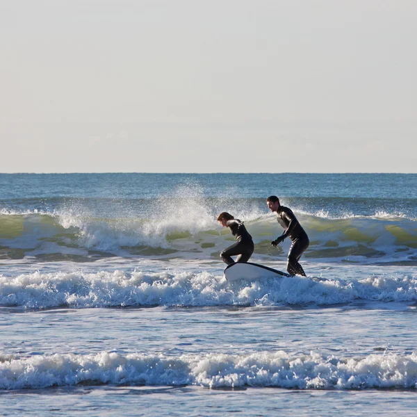 Sörf yapan çift — Stok fotoğraf