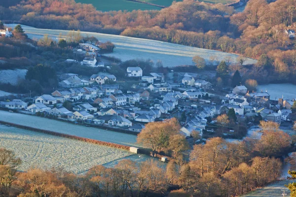 Dorf im Tal an einem frostigen Morgen — Stockfoto