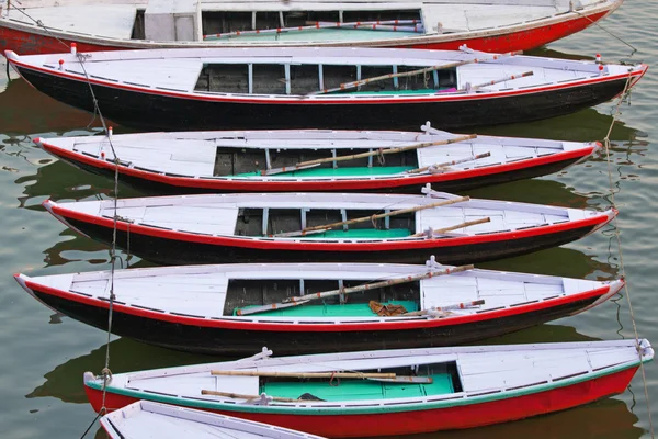 Ausflugsboote auf dem Fluss Ganges — Stockfoto