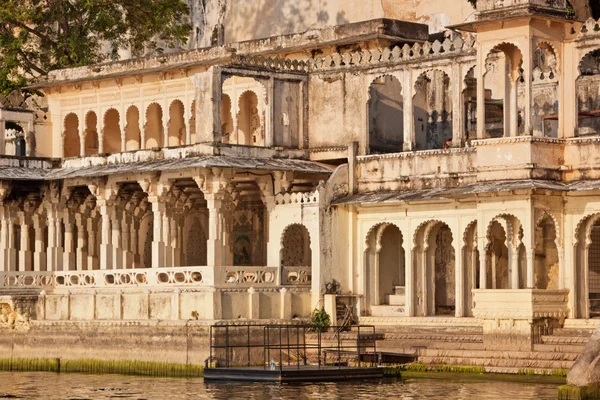 Ancient lakeside access in India — Stock Photo, Image