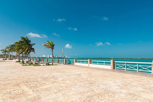 Cancun, Meksika 'daki Tajamar rıhtımının turistik bölgesi.