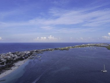 Isla Mujeres 'in gökyüzü manzarası, gün batımında Meksika
