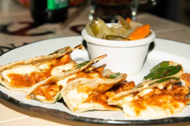 Geleneksel chipilin ve Meksika Chiapas 'ın rendelenmiş karides tacoları.