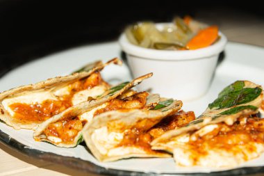 Geleneksel chipilin ve Meksika Chiapas 'ın rendelenmiş karides tacoları.