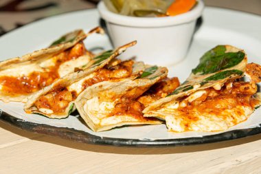 Geleneksel chipilin ve Meksika Chiapas 'ın rendelenmiş karides tacoları.