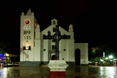 Meksika 'nın Chiapas eyaletindeki Tuxtla Gutierrez Katedrali' nin gece manzarası