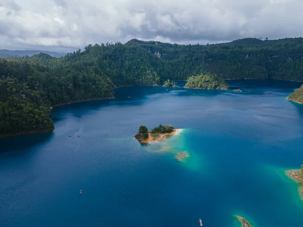 Meksika, Chiapas 'taki Montebello gölünün resmi