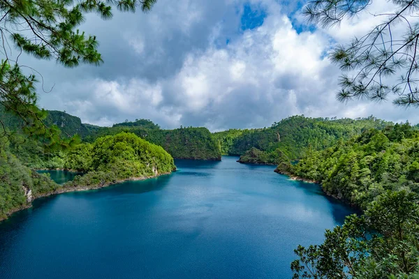 Meksika, Chiapas 'taki Montebello gölünün resmi