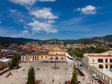 San Cristobal de las Casas Katedrali 'nin havadan görünüşü, sihirli Chiapas kasabası, Meksika
