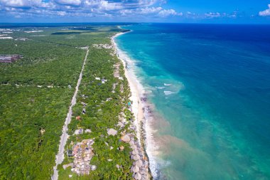 Tulum, Quintana Roo 'daki Playa Conchita' dan insansız hava aracı görüntüsü turkuaz Karayip suları, beyaz kum ve Meksika 'nın güneyinde huzurlu bir tropikal kıyı şeridi sergileniyor..