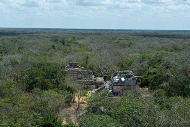 Antik Maya, Ek Balam harabelerinde piramide bastı.