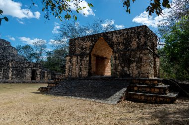 Ek Balam 'daki antik taş Maya kemer yolu harabeleri.