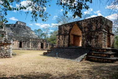 Ek Balam 'daki antik taş Maya kemer yolu harabeleri.
