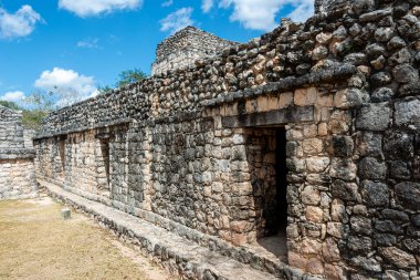 Ek Balam harabelerinde antik taş Maya geçidi.